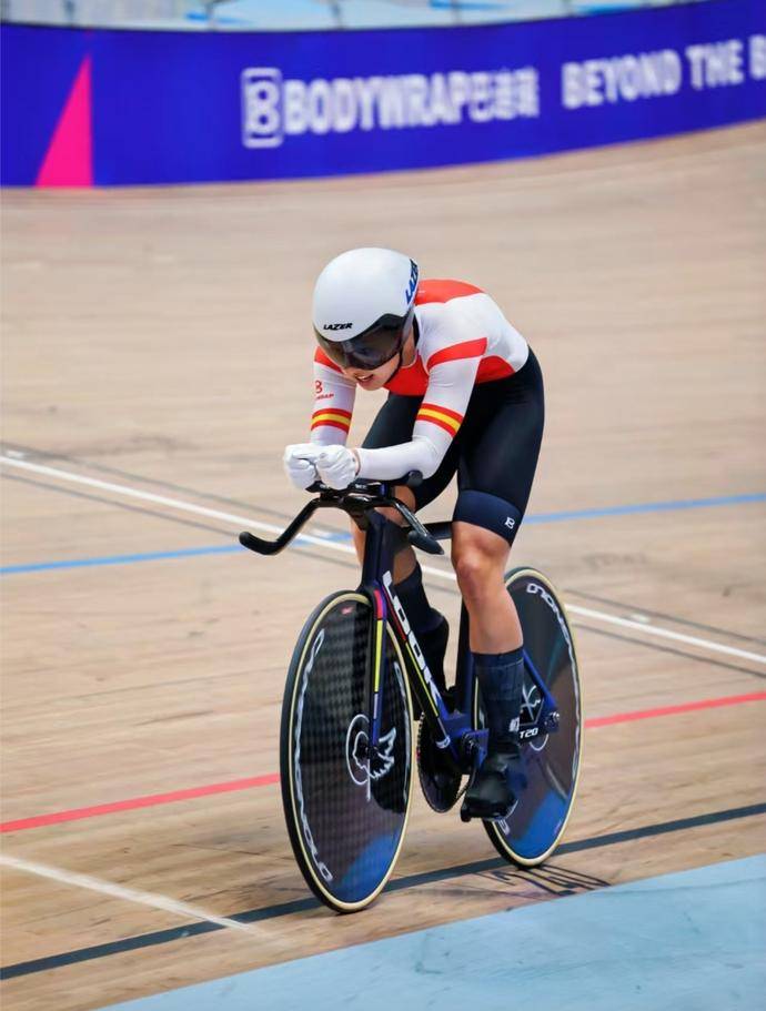 2026年中国场地自行车联赛洛阳站第二日 河南巴迪瑞队摘得一银